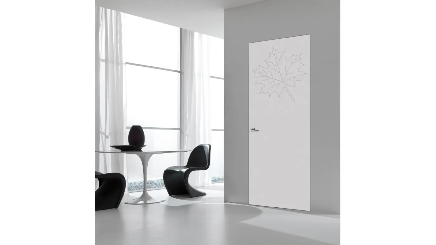 Porte battante en bois décorée