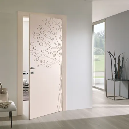 Porte battante en bois décorée