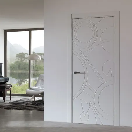 Porte battante en bois décorée